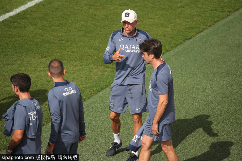 巴黎圣日耳曼主场球衣荣获法甲最美：时尚与传统的完美交融